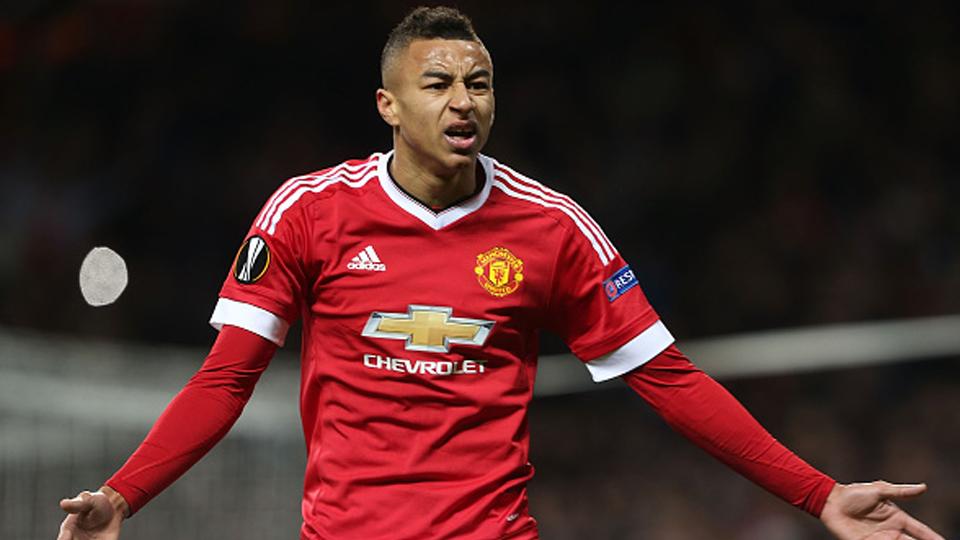 Jesse Lingard terlihat mengeluh kepada hakim garis. - INDOSPORT